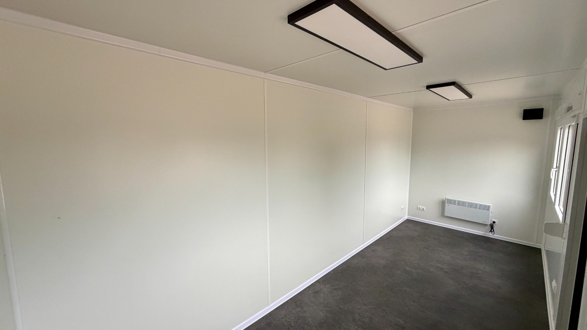 Hochwertiger Innenausbau eines Bürocontainers
